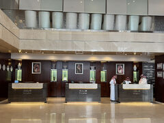 Rosh Rayhaan by Rotana Hotel
少し渋滞があり小1時間でキング・ハリド空港から市内のホテルに着きました。
Uber112.33SAR 4752円
ところが予約がないと言われました。「冗談でしょう～」と思うものの予約番号を見せてとなり結構時間がかかりました。
どうも「リヤド」のホテルがフルチャージするタイミングで「アルウラ」のデポジットと現地ツアー予約をしてた会社の現地法人が「ロンドン」なので引き落としが3か所で重なった為、カード会社が使用停止にした様です。なので引き落としが出来てなくホテルの予約が流れました。