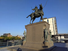 駅から北に徒歩２～３分のところにある家康様像！
う～んこんな勇ましいイメージだったっけ？