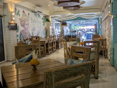 ブラブラ歩いてスミニャックからレギャンに戻り、Bella Vista Legian Coffee Shop & Juice Barに入りティータイムです。

前回のバリで泊ったスリーブラザーズバンガローの近くと言うか、パドマ・バリの裏のお店です。
