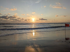 ビールを飲んだ後に、レギャンビーチにサンセットとを見に行きます。
やはり朝日より夕日に方が綺麗なのかな。
