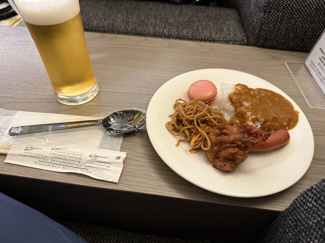 11/10(月)  21:00頃　羽田空港第三ターミナル着<br /><br />子供に夕食を食べさせた後、久しぶりの羽田へ。<br />チェックインして荷物を預け早速出国。<br />この時間でも羽田は賑わっていました。<br />この日のために作った楽天プレミアムカードのプライオリティパスを使って、ラウンジに入ります。<br /><br />22：00 スカイラウンジサウス<br /><br />待ち時間なしでご案内だけど満席。プライオリティパスが厳しくなるわけだわ。<br />生ビールが嬉しい。<br />おつまみはカレーと焼きそば、マカロン、からあげ。<br />マイセンのミニカツサンドが嬉しいね。ハーゲンダッツも堪能。<br /><br />ご飯を食べていると、30分遅延のお知らせに気づく。<br />あらまあ、JALでも遅れることあるのね。<br />トイレでメイク落として歯を磨いて搭乗口へ。