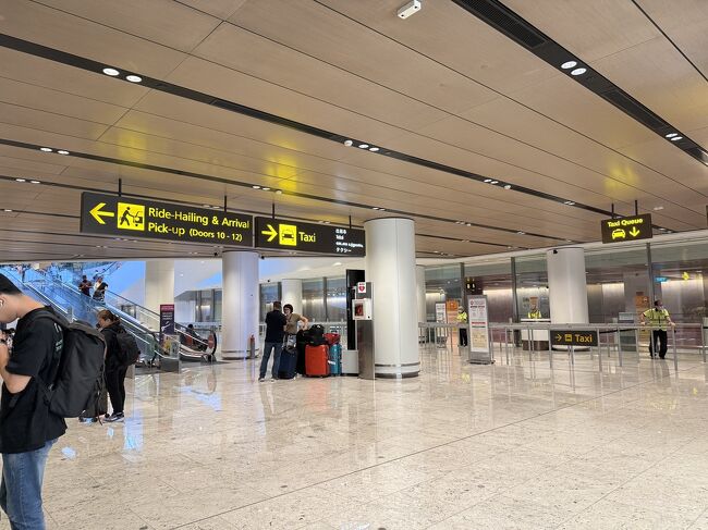 6:30頃　チャンギ空港着<br />事前にWEBで入国申請を済ませていたのでパスポートタッチであっさり入国。<br />荷物を受け取り。荷物受け取りゾーンのそばで二万円両替。<br />看板に従って下階のgrabピックアップゾーンへ。<br />12番のドアで待機と案内が出たので12番ドアでgrabを呼び、乗車。<br />(クレジットカードは日本で登録しておきました。)<br /><br />10分ほどで来てくれました。ホテルまで２，７００円ほどでした。