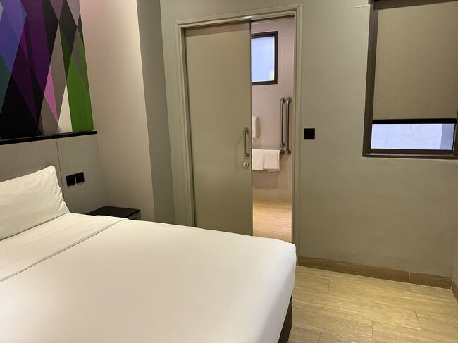 8:00 ホテル　ミ　ベンクレーン到着<br />ベンクレーン駅側の四つ星ホテルです。<br />まだ朝早いのにチェックインさせてくれて部屋に入れました。<br />Klookで予約。素泊まり2泊3日　２８，６６２円<br /><br />とても綺麗！広さもまあこんなもんでしょ。<br />ただしクチコミ通りトイレとシャワーが一体型。<br />シャワー使うとトイレはびしょびしょです！<br />一人旅ならいいけど家族や友達同士だと気まずそう笑<br /><br />日焼け止め塗って荷物軽く整理して出発！<br />基本的にMRTとバスで移動します。<br /><br />ベンクレーン駅→チャイナタウン駅