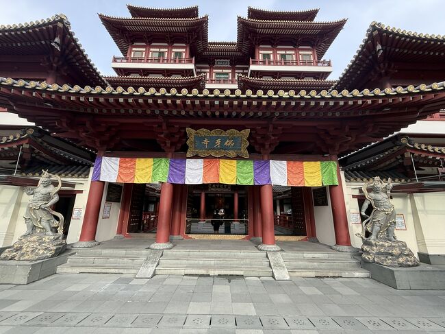 Buddha Tooth Relic Temple<br /><br />チャイナタウンのパワースポット。<br />2007年建立の比較的新しい仏教寺院らしいです。最上階に仏陀の歯が安置されているそう。<br />宗教施設は軽く見るだけにしているので、入り口付近のみさくっと見学。厳かな雰囲気でした。