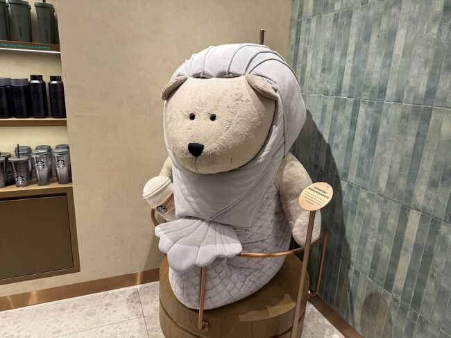 店内には大きいマーライオンベア が！<br />お土産にストラップ購入。<br /><br />さて混まないうちにホーカーへ！