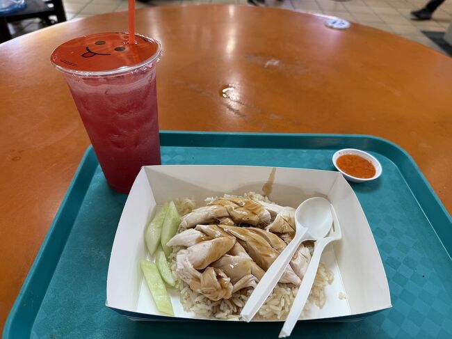 チキンライス mサイズ<br />スイカジュース<br /><br />チキンが柔らかくて美味しい！タレも美味しく、お米の炊き具合も絶妙。<br />さすが有名店だけあります。<br />別皿のタレは超辛いので苦手な方は注意。(ちょっとかけたら辛かった)<br /><br />ジュースはスイカそのまんまでこちらも美味。お腹に余裕があれば他のジュースも試したかった。