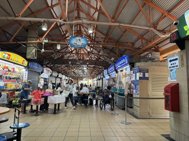 9：00 マクスウェルフードセンター<br />まだ9:00ですが半分くらいの屋台は営業していました。<br />ウェットティッシュで席取りして、早速屋台へ。<br />早朝なので列がある店はほとんどなし。<br />(奥のホッケンミー？の店は並んでいたような)