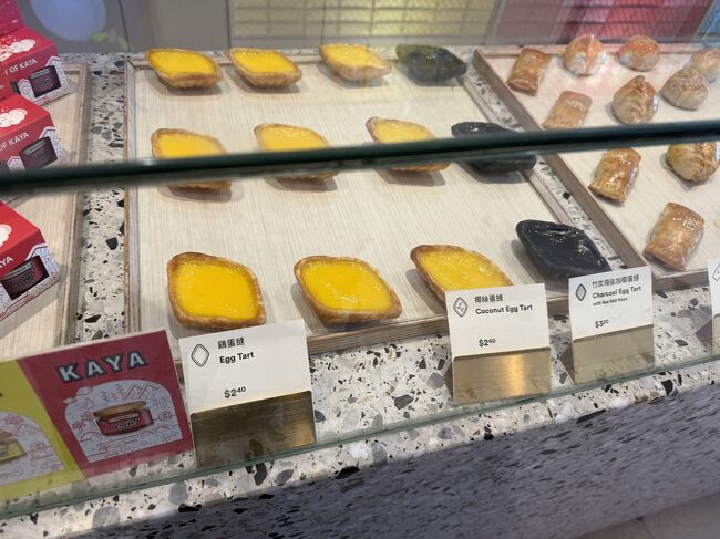 普通のエッグタルトを1つテイクアウトしました。<br /><br />さて次の目的地のカトンへ移動します。<br /><br />MRTマクスウェル駅→マリンパレード駅