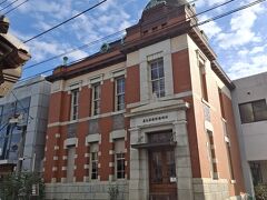 【三菱館】大正3年築
旧川崎銀行佐原支店の建物で、合併して三菱銀行佐原支店と名称が変更したことが名前の由来となっているのでしょうか？赤煉瓦造りの明治・大正スタイルを色濃く残しています
江戸情緒あふれる佐原の町並みの中で、異色の存在・・
また、正面入口は東日本大震災以降閉鎖されており、保存修理工事後も安全のためにここから入ることはできなくなっているそうです