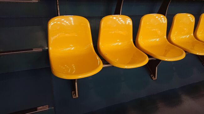 2階席の椅子。座面は硬いですが、背もたれがあるので、比較的楽でした。