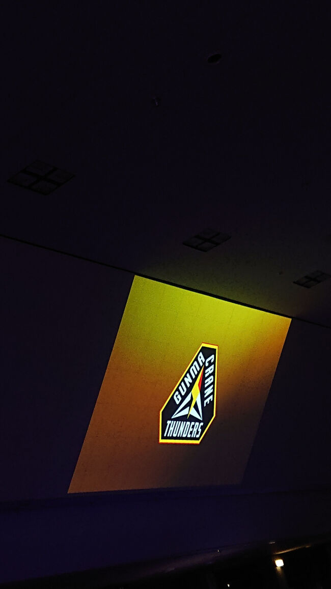 ビジターチーム、「群馬クレインサンダーズ」のチームロゴのビジョン表示。