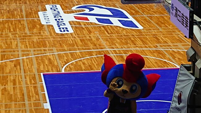 ゴール付近での、豊田合成スコーピオンズのマスコット「スコッピー」。