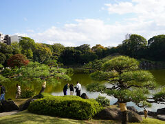 清澄庭園は、関宿藩主久世家下屋敷の庭園で、明治に岩崎弥太郎が手に入れ隅田川の水を引き、回遊式築山泉水庭としました。