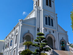 国道383号を南下し、続いてやってきたのはカトリック紐差（ひもさし）教会。
白壁が美しい立派な教会です！