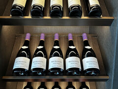 『フェアモント東京』のクラブラウンジ【フェアモント ゴールド
ラウンジ】のワインコーナーの写真。

赤ワイン2銘柄（カベルネ、ピノ）
