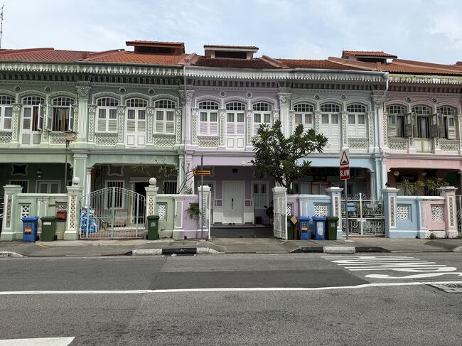 10：30 マリンパレード駅着。<br />そこから徒歩15分くらい。<br />フォトジェニックで有名なショップハウスです。<br />カラフルで可愛い！<br />正直何度も来る必要はないと思うけど、一度歩くには楽しい町カトン。<br />可愛い雑貨屋さん　キャットソクラテスや、キムチューなどでプラナカン雑貨をゲット( ´ ▽ ` )