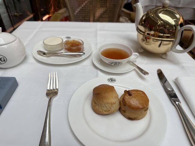 クリームティーを注文　30ドル<br />お茶は有名なブラックティーにしました。<br />スコーンふわわで美味しい。<br />クロテッドクリーム と一緒に紅茶のジャムみたいなのがサーブされたのですが、これが美味しくてびっくり。