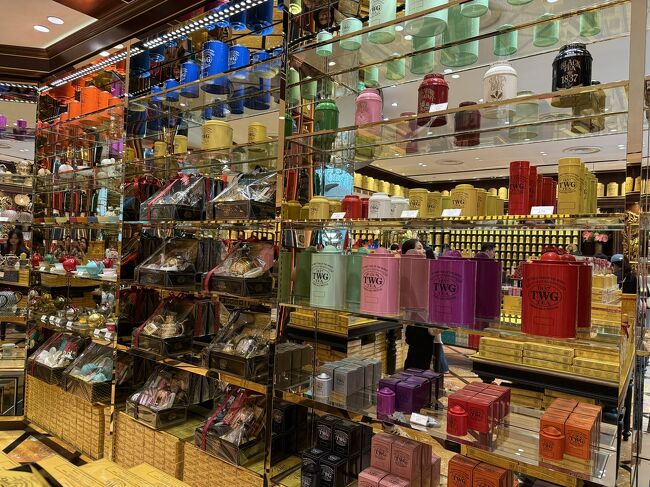 帰りに店舗でお茶も買いました。<br /><br />この後は楽天カードの特典でベイサンズの屋上に登ろうと思ったのですが上手くいかず、別案で考えていた、ルーフトップバーに行くことに。<br /><br />タワー3の一階にルーフトップバー、セラヴィーのカウンターがあります。<br />ここで38ドルの入場料を払うとワンドリンク付で入場できる感じ。