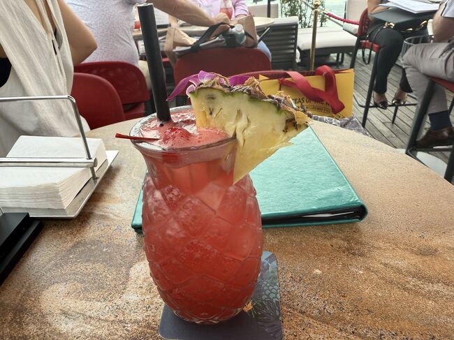 ワンドリンクはシンガポールスリングにしました。<br />あまーい！<br />南国のカクテルって感じ。