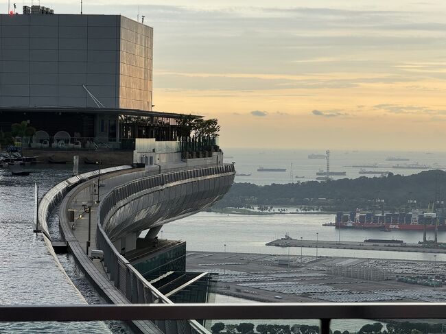 日が落ちてきました。<br />有名なインフィニティプール越しに夕日が見えます。<br /><br />１時間ほどくつろいでモールに戻りました。