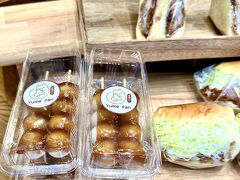 【みたらし団子は普通だよぉ～!!】

個人的に「たまごサンド好き」なので、日本に戻る度にコンビニで買うたまごサンドは楽しみの一つであったのだが、

今やバンコクで（バンコクは衛生観念がしっかりしているので冷蔵されている）食べれる様になってしまった...（日本へ帰る楽しみや目的がどんどん減ってくる...）


写真：「みたらし団子」は結構、昔からあった模様...