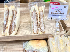 【え!?「カツサンド」やん!?】

さて、今時はバンコク内ならば日本人が少ない地域でも、少し大きなモール行くと...

「カツサンド（しかも日本語も書いてある）」とか、