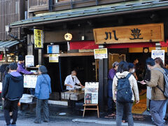 今日も次から次へと鰻を捌いていました