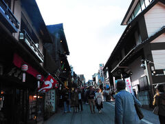 秋晴れの週末、参道はたくさんの人で賑わっていました