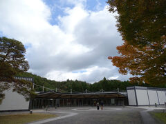 というわけでこの出張、最初の訪問先はMIHO MUSEUM。
チケット売場でチケットを購入し・・・