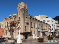 鳥取砂丘を後にして鳥取の市街地へ
市役所、裁判所などが建ち並ぶ鳥取市の中心地にあるレトロ建築がわらべ館。昭和5年に建てられた旧鳥取県立図書館が使われています。時間がなかったので、中には入らず、建物だけ見学しました