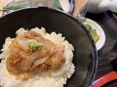 京都駅に着いたら、まずは開店と同時にこちらのお店へ。
大好きな鯛茶漬けをいただきます。