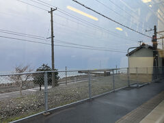 有間川駅です。少し高台にあり、海が見える