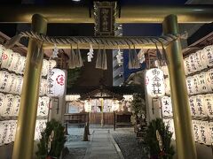 カフェで癒された後は、歩いて御金神社へ。
金の鳥居がさすがです。