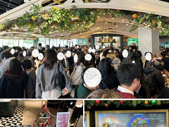 ツアーを半分見終わったところで
ちゃんとレストランが出てきます(^_-)
ここはバックロットカフェ

現在13時、ランチのピークだけに凄い行列です

でも席はたくさんあるので大丈夫！
注文後、無事に席へ着きました

期間限定 アフタヌーンティーの残りが少ないと
スタッフがPRしています