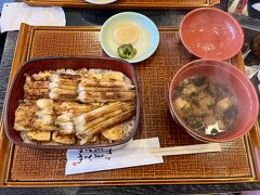 門正面の横断歩道の目の前にある［たまごや］
卵かけご飯も美味しそうだけど、やっぱり穴子食べたいなぁ
穴子丼
嬉しいことに卵焼きが下にいっぱい～
卵焼きも美味しいし、穴子もパリッとした感じでよかったです。あまり柔らかいのは好みではないんです。
ご飯の量は選べますよ