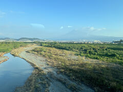 車窓から霞がかかった富士山が見えます

暖かい日が続いたので、冠雪があまり残っていません