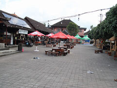 13日目（7月18日）

毎日同じ朝食だと少し飽きますね
まあ贅沢言わずに

昨日通行止めであったプリアタン王宮へ様子を見に行ってきます
広場前の屋台が出ている場所には人がいません
