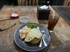 夕食は歩いてママズワルンへ行き、定番ナシチャンプル＋エスティを頼みます
定番ですけど、お店によって味が違います
ママの作るナシチャンプルは美味しいですよ
Rp：55K
