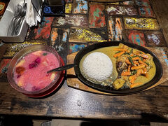 夕食は、友人と友人の奥さんと3人でマンガマドゥへ行き
親爺は、アヤムカレー？とエスチャンプル
