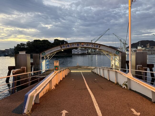 さっきから船の灯りがちょこまか往復していたので、そっちのポイントまで来てみた。<br />ゲートがあって灯りがついている。