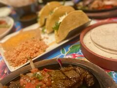 とりあえず、ホテルにチェックインをして、
ホテル内にあるメキシカン料理を食べに行きました。

程良いスパイシーさとお肉もおいしい。
後々にも思いましたが、
ラスベガスはどこのお店で、何を食べても本当においしい。

きっと、味が美味しくないと、すぐに潰れてしまうのでしょう。
ショービジネスのラスベガスにおいて、
レストランのレベルもかなり高いです！