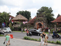 20分ぐらいで市場に着きます
市場はウブド王宮の前にあります
