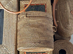 何にも見るものは無いのですが、友人がアタ製品のトイレットペーパー入れはいくらぐらいだろう？と言っていたので探してみると、あった！

値段はRp:50K、　高いね～　と言って帰り道へ
