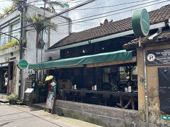 昼食は、前にも行った事があるWarung Biah Biahへ行ってみる

ゴータマ通りへ向かい
久し振りですね

緑色のカエルが目印です
