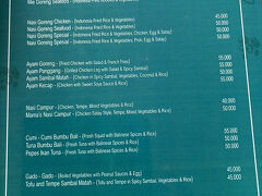 お腹は空くので食事には行きます
まあ、代り映えのないお店と料理ですけど

バイクで、ママズワルンへ行って
　アヤム・サンバル・マタを食べます
