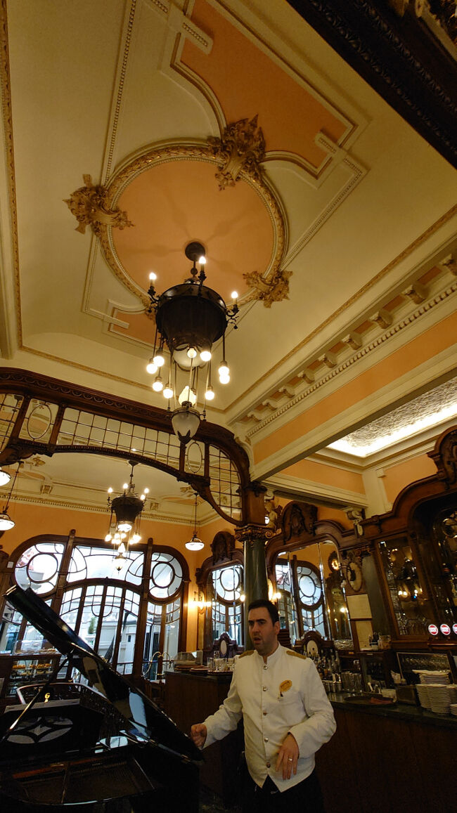 内装はアール・ヌーヴォー様式、そしてウェイターさんの制服もカッコいい！