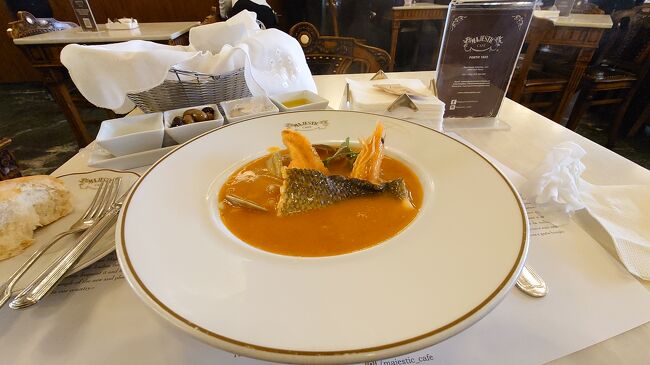 あ、しまった！<br />最初に魚の乗った皿が来て、その次にスープをそそいでくれるのですが、動画撮りたかったな。