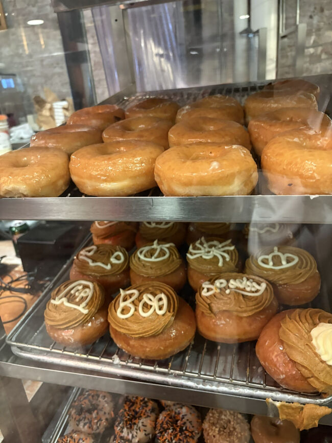 大きなドーナツ2つで4.5ドルでした。<br />思ったほど甘くなくペロリでした。