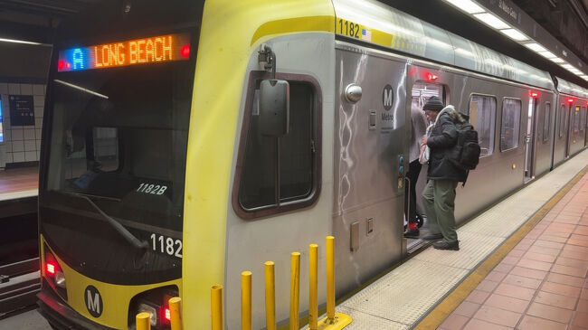 ホテルで荷物をピックアップして空港へ向かいます。<br />夜間の電車は治安が悪いと言われているのでなるべく人の多い車両へ。<br />