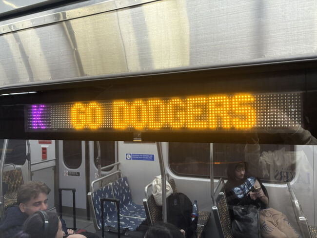電車にも「Go Dodgers！」のメッセージがありました！